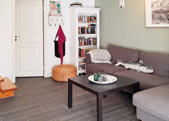 8 Person In Sondeled-by Traum *