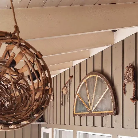 8 Person In Sondeled-by Traum