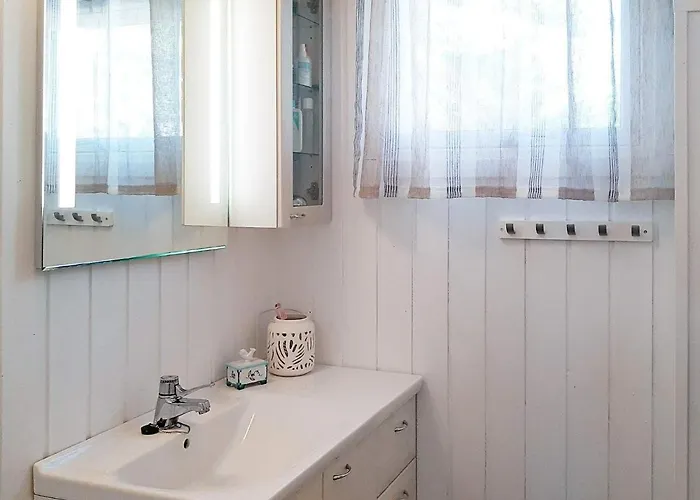 8 Person In Sondeled-by Traum